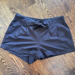 Lululemon Spring Break Away Short II. Size 8. Black.